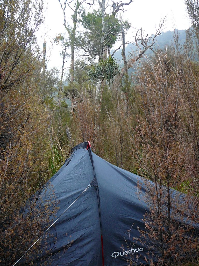 ... où chante une rivière! La tente n'a pas été épargnée, par contre, par la pluie.