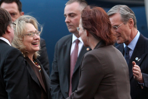 Hillary Clinton salue ensuite Madame le Maire de Wellington; Celia Wade Brown.