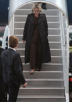Hillary Cliton est accueillie par l'ambassadeur américain en Nouvelle-Zélande.