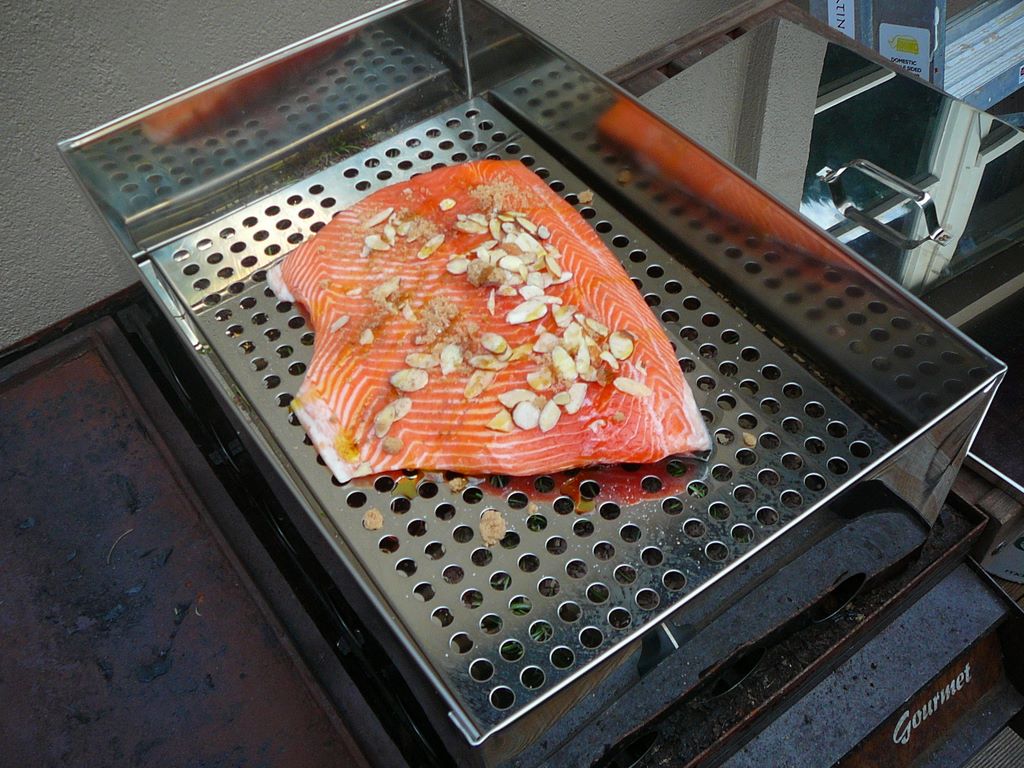 ... puis les choses sérieuses commencent: on place le saumon sur la grille ...