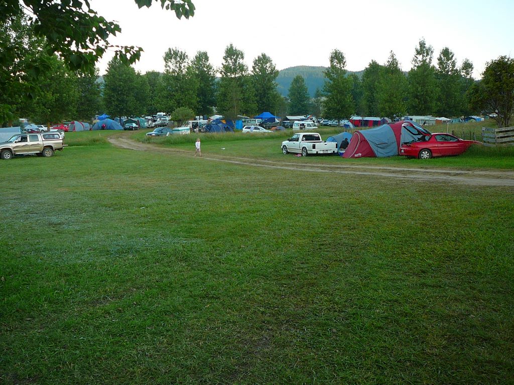 Le camping. Notre tente, c'est la grosse bleue en plein milieu.