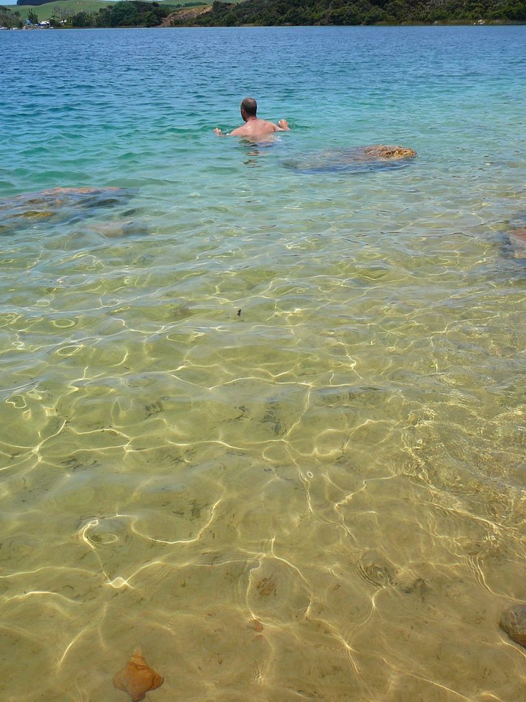 L'eau est chaude, douce, et comme sur cette photo, parfaitement transparente.