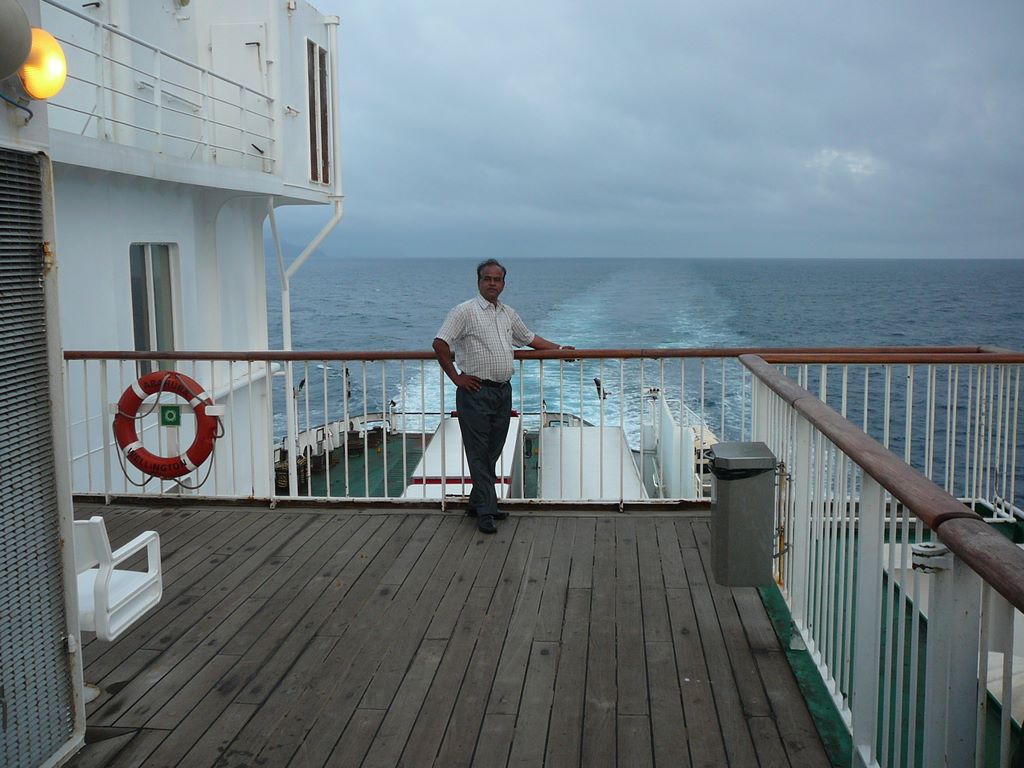 ... m'aborde et me raconte qu'à 65 ans, il effectue son premier voyage à bord d'un bateau. Il veut un souvenir et me demande de le prendre en photo ...