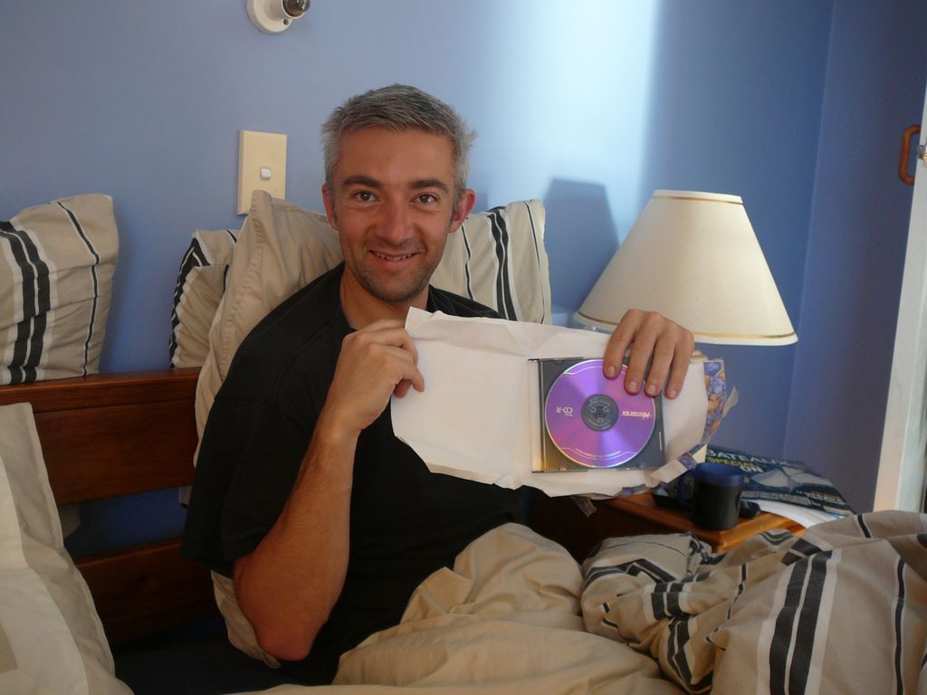 ... c'est cadeau! Pour l'instant, c'est un peu obscur et il ne sait toujours pas ce qu'il y a sur ce CD.