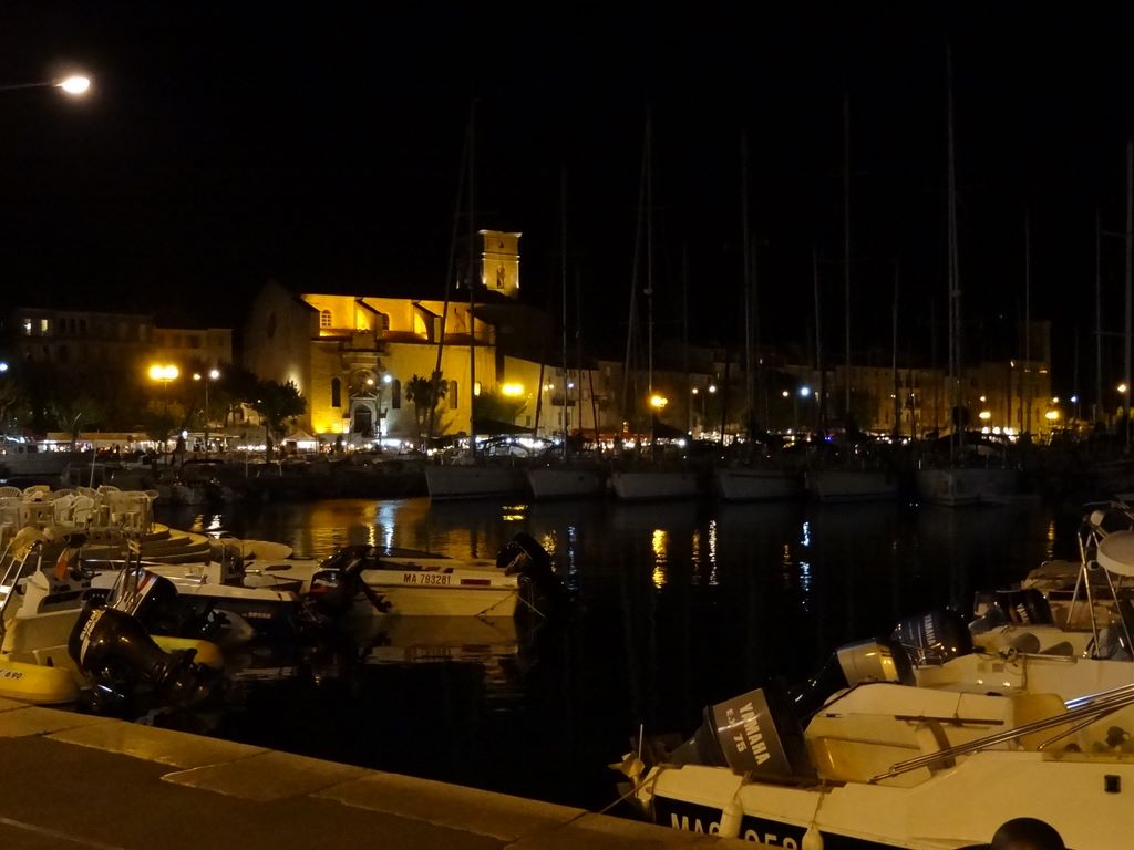 Le vieux port de la Ciotat à la nuit tombée.