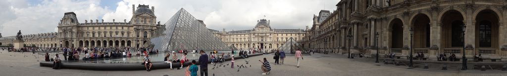 Après une journée marathon, on se pose à l'extérieur du Louvre ...