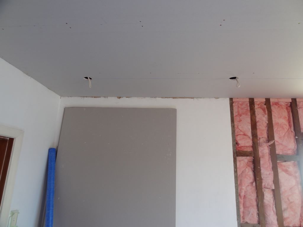 Ici, le plafond a été posé, et les trous préparés pour y installer les lumières.