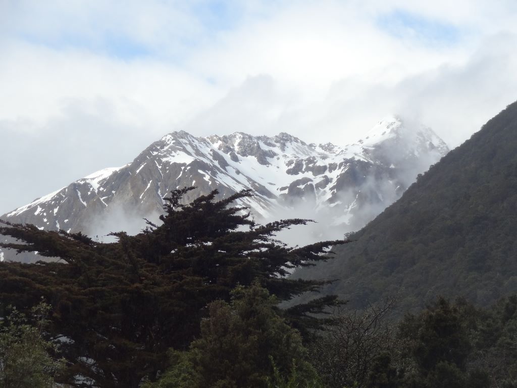 Arthur's Pass est situé dans les Alpes néo-zélandaises et à cette saison ci ...