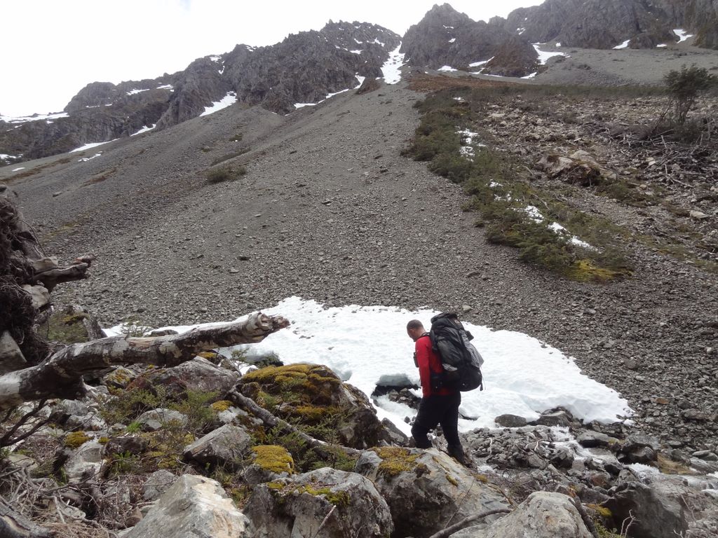 La montée est longue, mais pas très difficile. Vers 1100 mètres, on commence à rejoindre nos premiers patchs de neige.