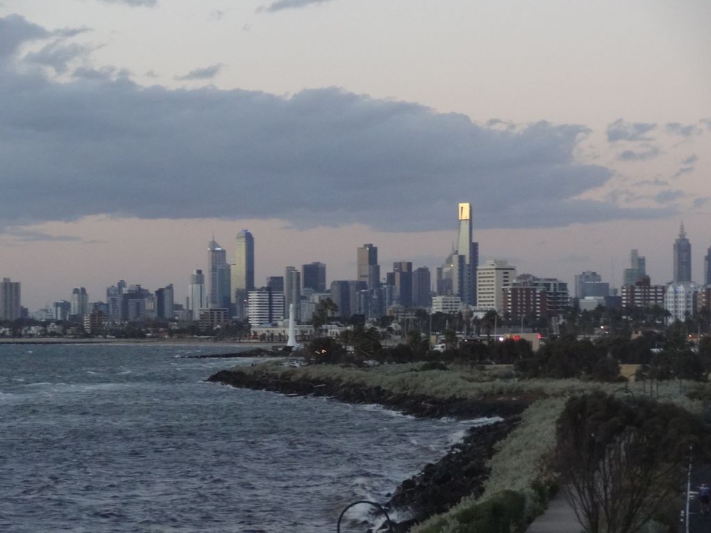 La city de Melbourne, vue de la plage