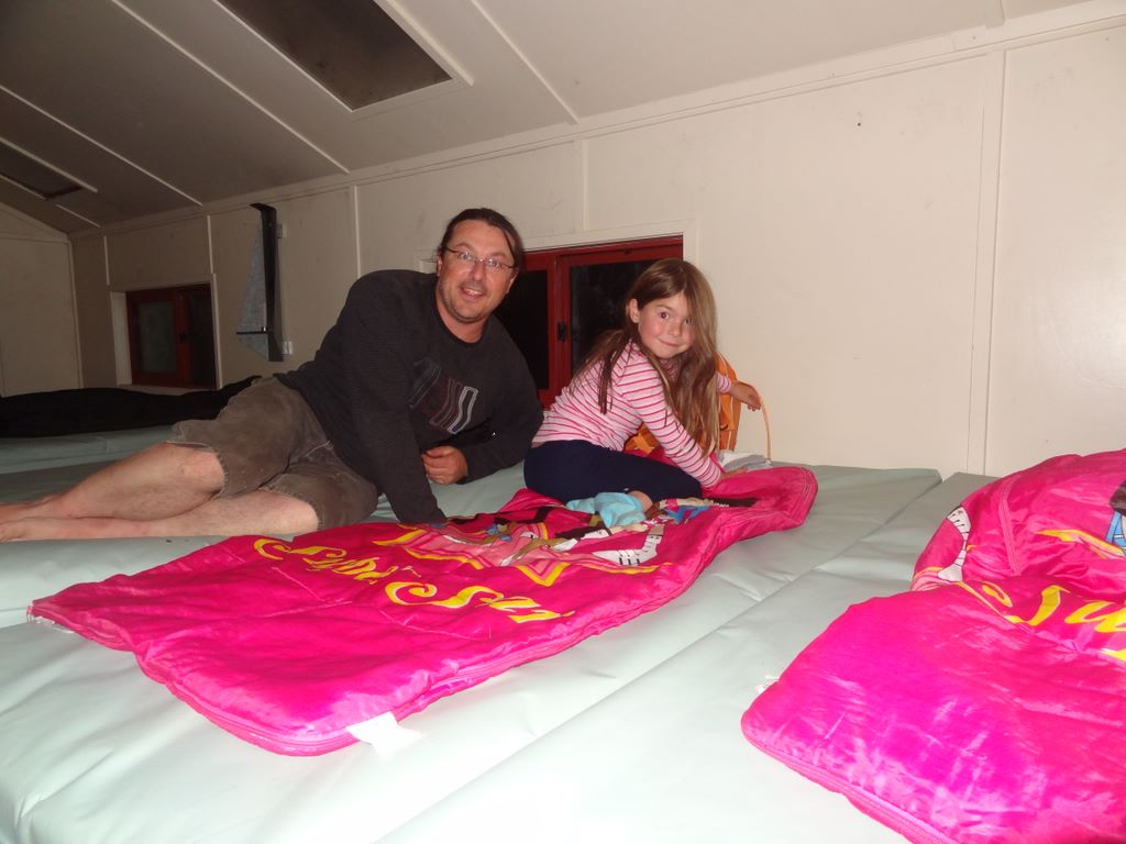 Benoit et Lilou dans le dortoir, au moment de se coucher!