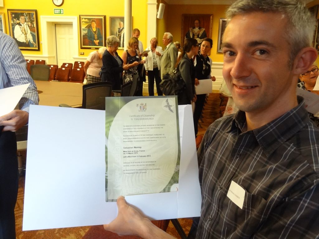 Le certificat de citoyenneté, à la fin de la cérémonie.