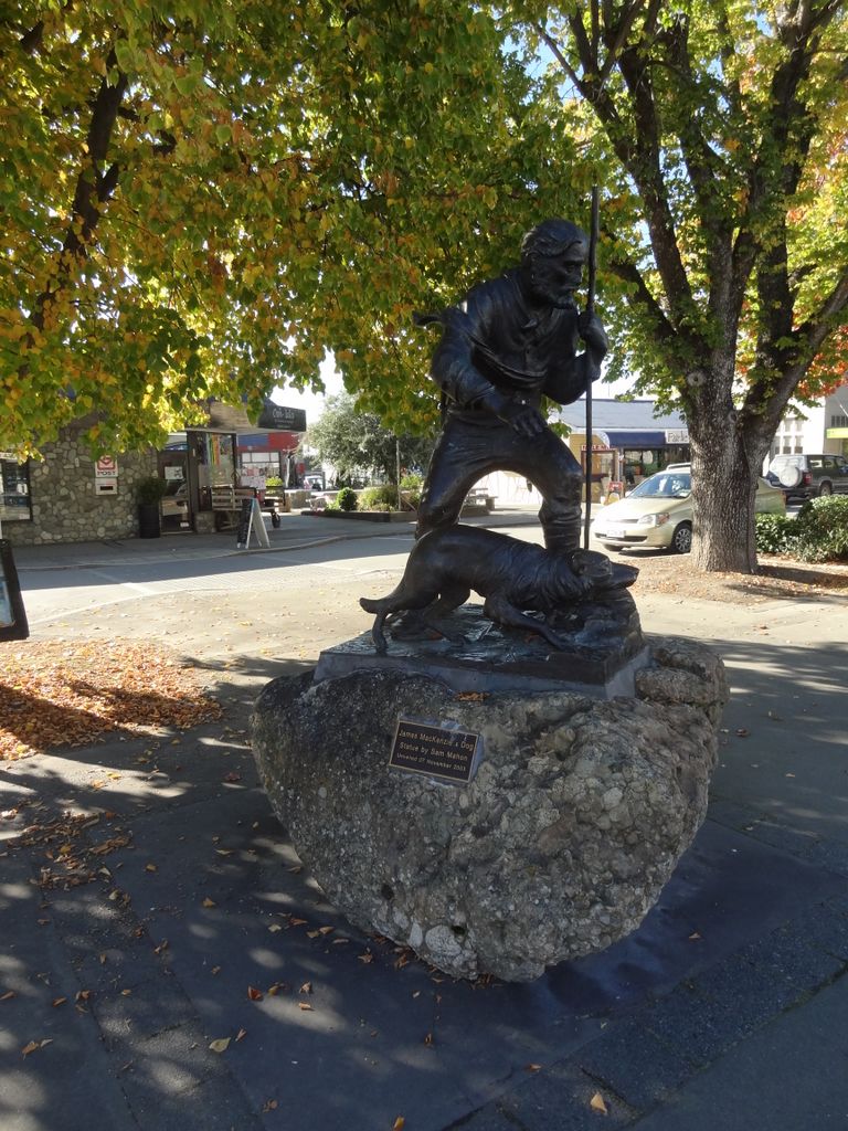 ... mais sous le soleil cette fois! Ici, la statue de James MacKenzie, qui a donne son nome a la region.