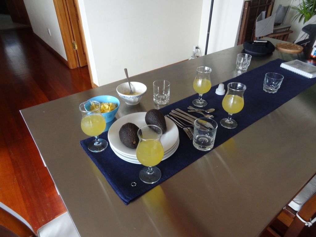 A table, avec des verres de cidre fait maison par Jono.