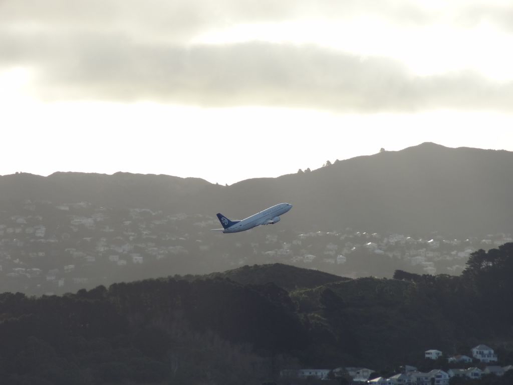 Un avion s'envolle au dessus de Wellington.