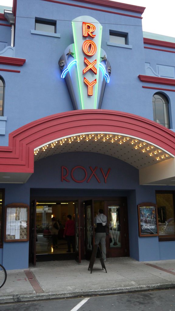Plus tard, pendant que les papas sont rentrés se reposer, c'est au tour de Nico et Mathilde de visiter le Roxy, ce nouveau cinéma à Miramar.