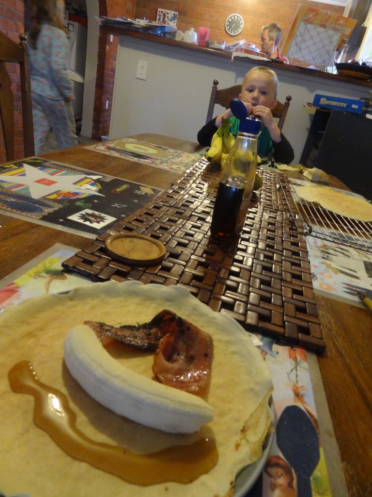 Petit déjeuner kiwi: des pancakes, avec bananes et bacon!