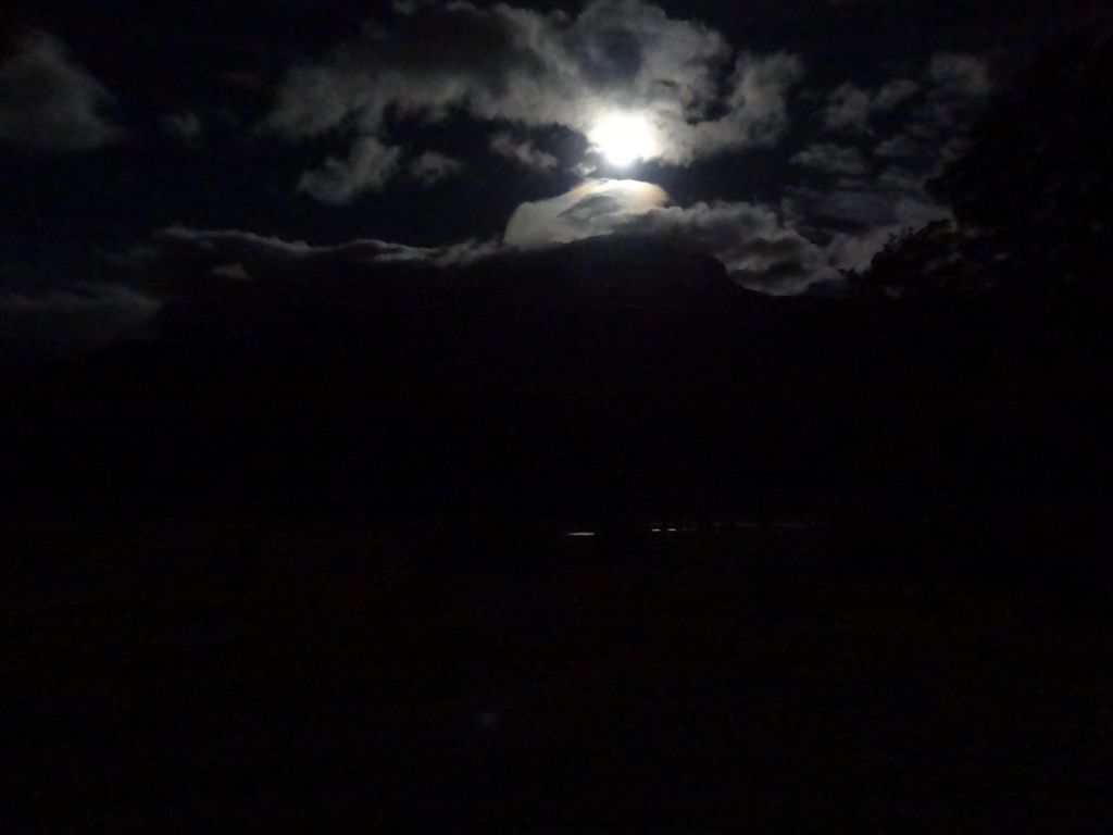 ... et profitons d'un spectacle exceptionnel: la vallée est parfaitement calme et la lune se lève.