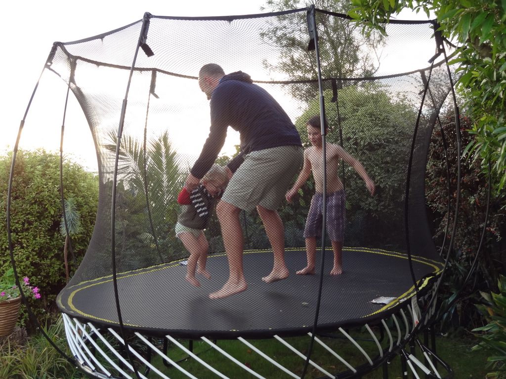 Adan n'est pas tres rassure sur le trampoline et a besoin que son papa l'accompagne
