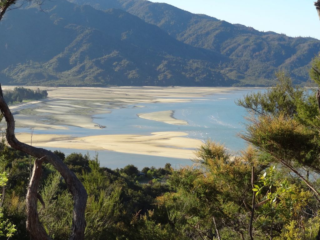 En repartant, on surplombe la plage de Marahau, point de depart de la plupart des excursions vers l'Abel Tasman.