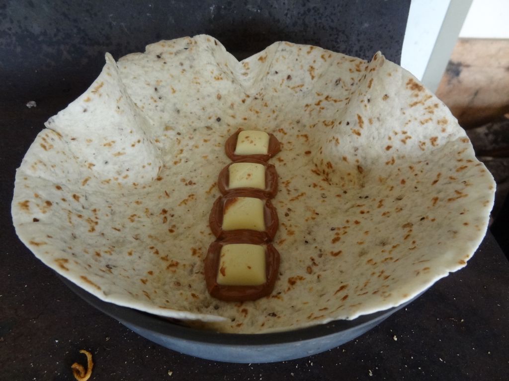 Trouvaille du jour: des tortillas sur le poele, avec une barre de chocolat!!! Une fois bien fondu, tu roules, et hop, t'as une crepe au chocolat bien chaude en pleine nature!