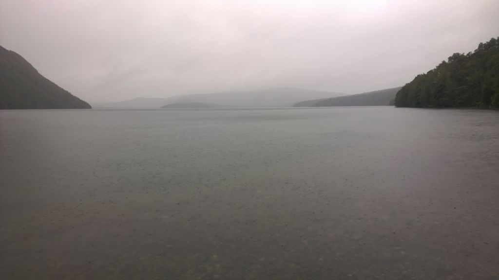 Nous devons rejoindre Te Anau, tout au fond de cette photo. Le lac Rotoiti, comme nous, se fait doucher!