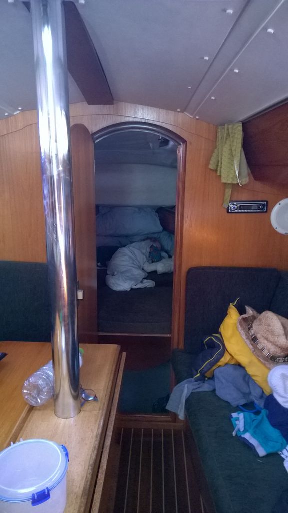 Samedi 27. Comme la cabine avant etait libre, Adan y a dormi, tout content de profite de la cabine de Bruno et Aline.