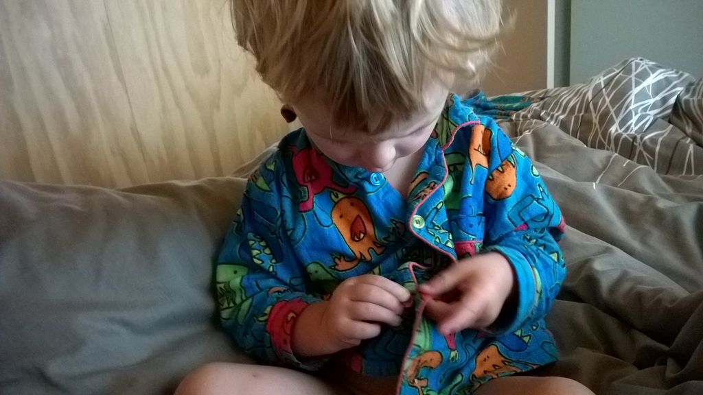 Jeudi 8. Adan apprend a boutonner son pyjama ....