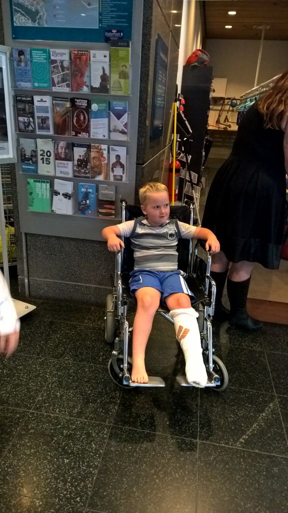 Le petit gars Talan a commence son weekend par se feler le pied. Nous partons voir une expo au Te Papa, et du coup, il a le droit a une chaise roulante!