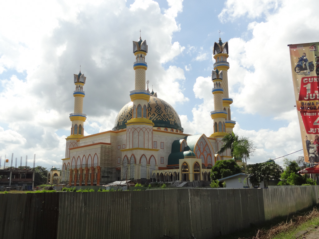 La plus grosse mosquee de Lombok, en construction.