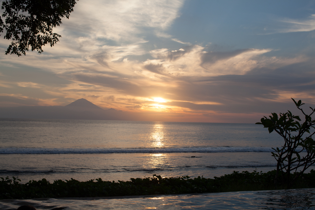 Depuis la piscine, on voit la mer, et au loin, le volcan de Bali.