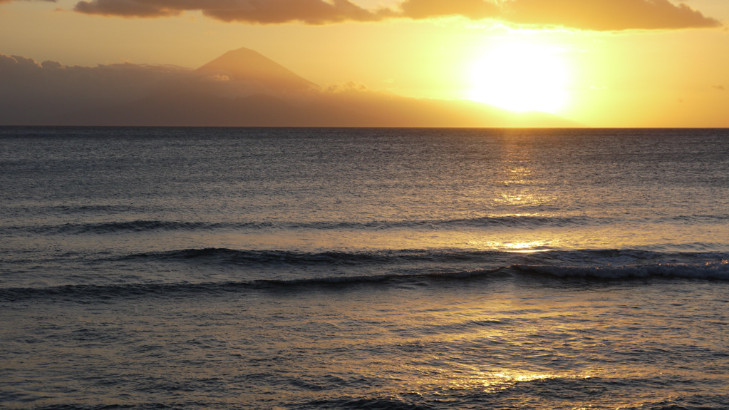 Et puis toujours, le volcan de Bali, derriere le coucher de soleil.