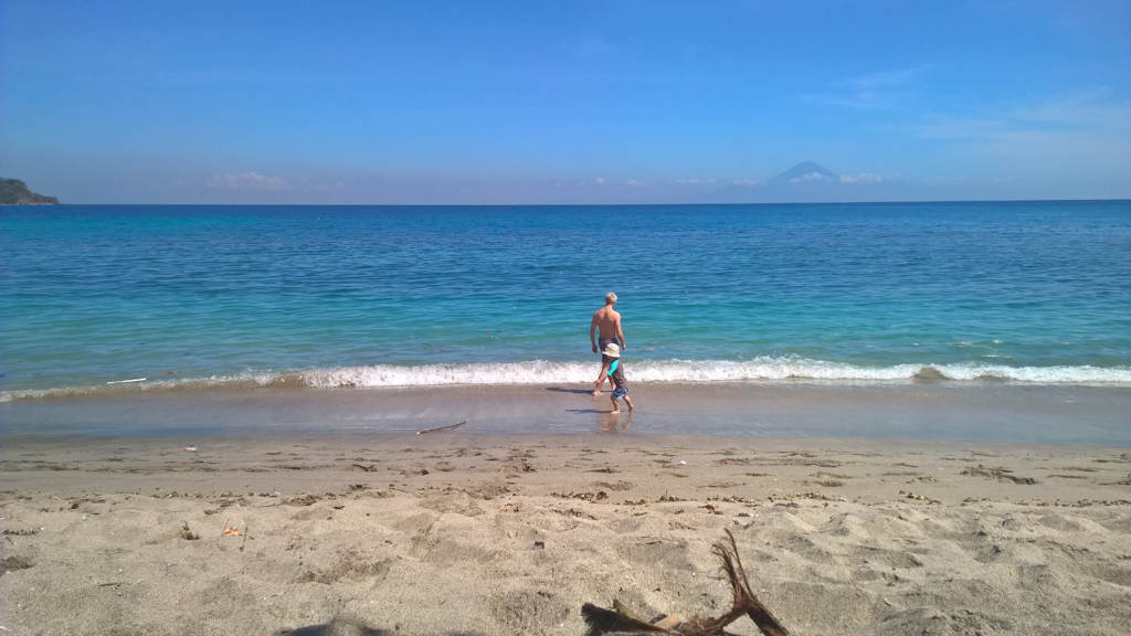 L'eau est magnifique, et au loin, on voit l'ile de Bali.