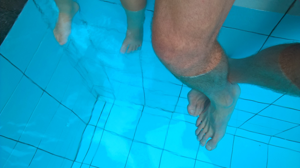 18 Juin. Petit plaisir partage entre Adan et Gros Papa: tremper les pieds dans la piscine le matin au reveil.