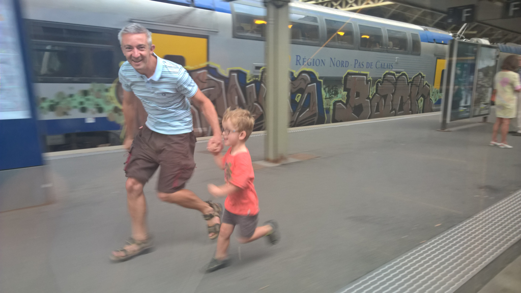 Gros Papa va a Paris. Petit Papa et Adan courrent apres le train