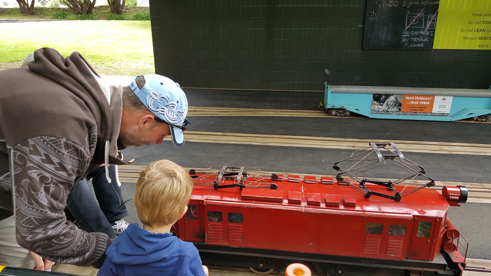 Adan veut absolument inspecter les locomotives!