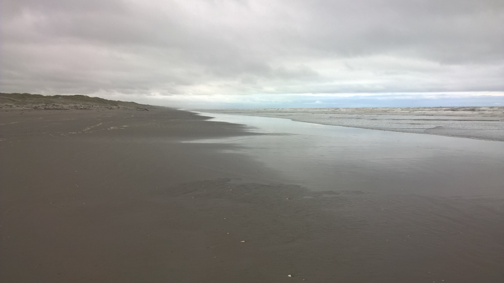 La plage d'Himatangi. Le vent est tombé, mais maintenant, c'est un peu couvert.