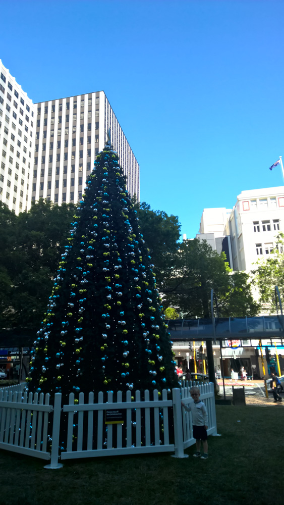 Devant l'Astoria, l'arbre de Noël géant!