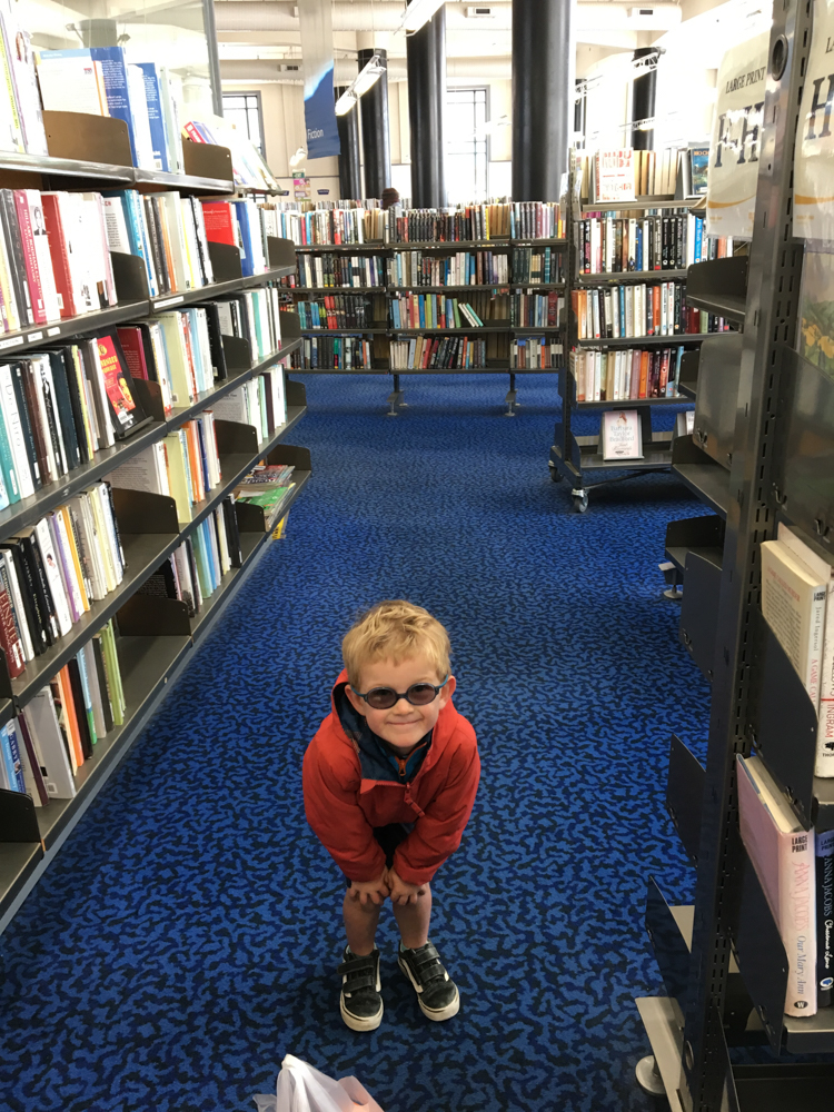 Et Adan découvre ensuite la bibliothèque centrale!!