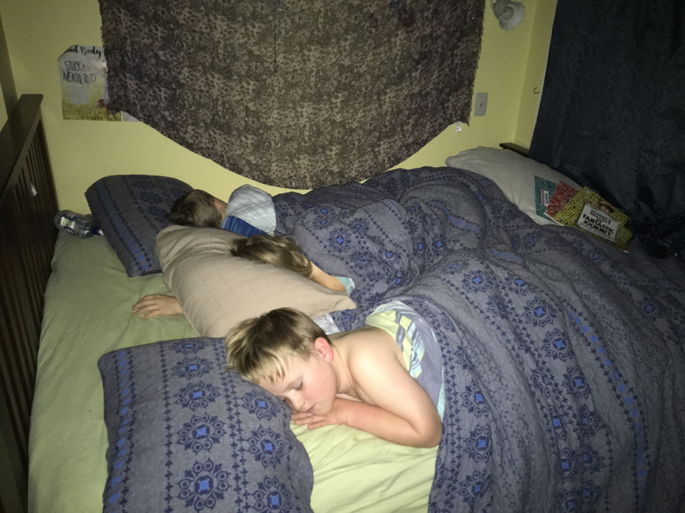 Pour dormir cette nuit, les garçons ont demandé à tous dormir dans le même lit!