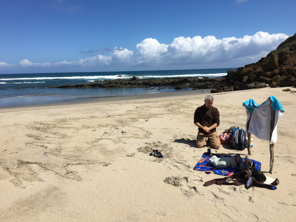 ... plage dont le seul acces se fait par le chemin privé de Te Hapu. D'ailleurs, privé ou pas, c'est tellement reculé ici que peu de monde y viendrait de toutes facons.