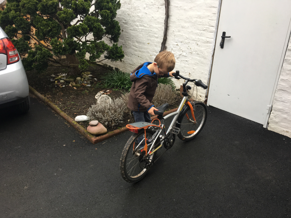 Le vélo qu'Adan usera jusqu'à la corde pendant les vacances: un cran au dessus du sien à la maison, avec béquille, vitesses, et freins sur les deux roues!