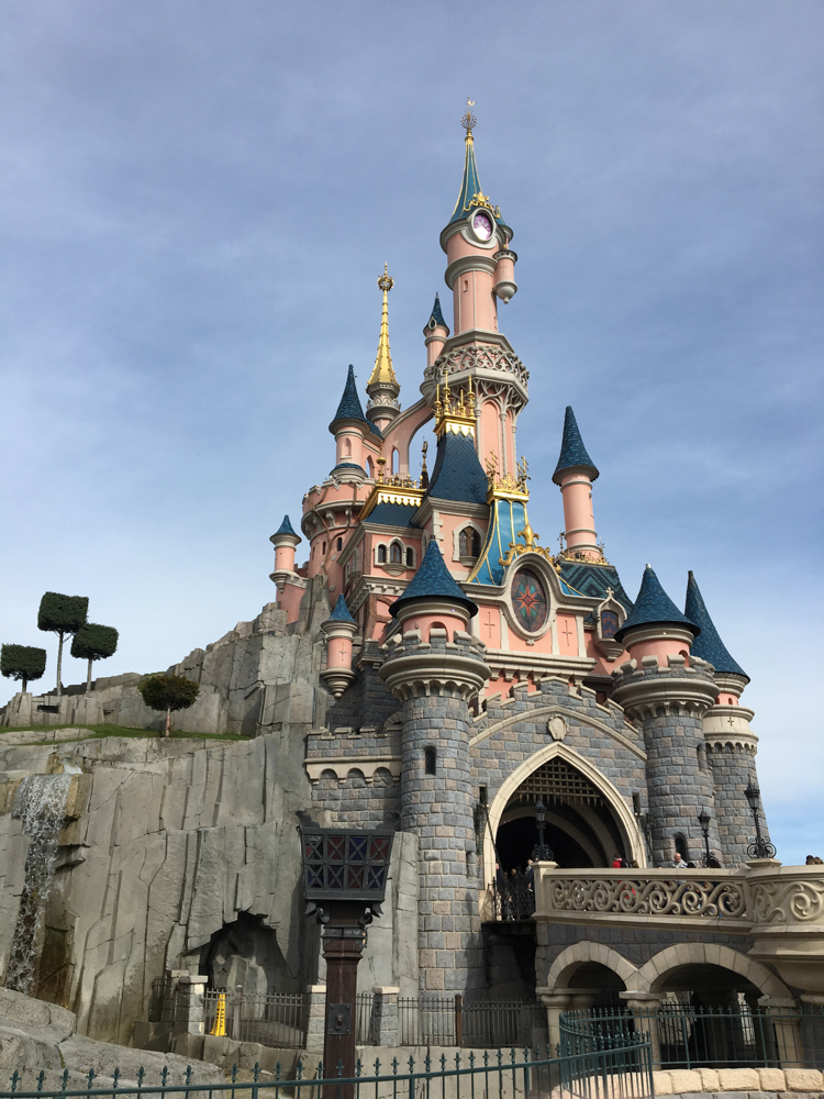 Le cadeau d'anniversaire d'Adan: Disneyland Paris!