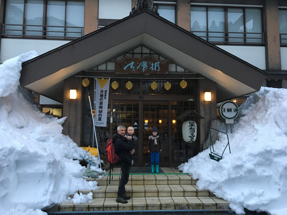 Après la promenade, on part pour l'onsen local, en famille. C'est la seconde fois pour Cosmo qu'il va dans un onsen (après Takaragawa, la veille).