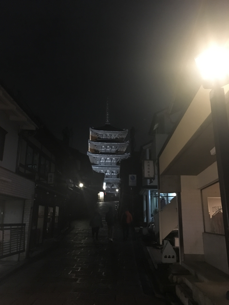 On arrive à Kyoto, et notre logement, une petite maison, est situé dans la vieille ville, dans un quartier piéton.