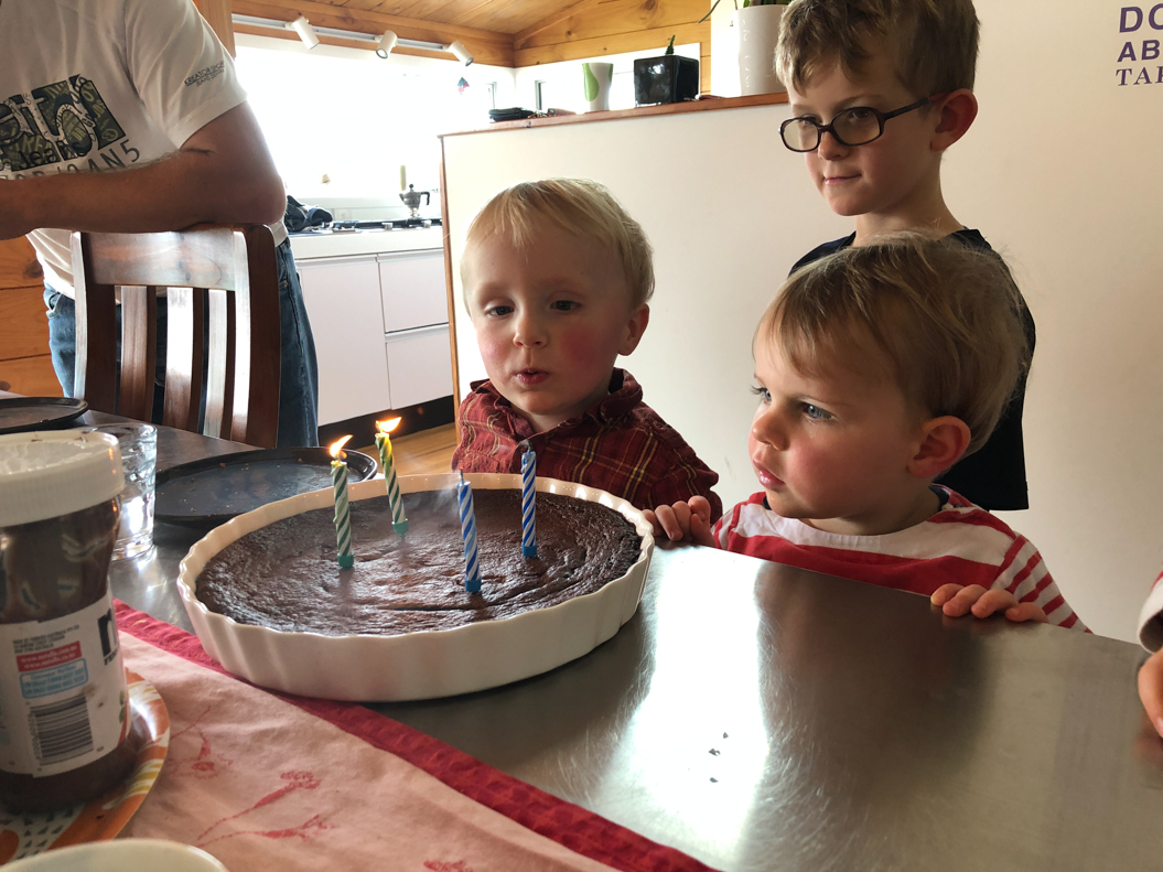 Enfin, c'est la fête d'anniversaire avec les cousins et cousine, et surtout, Léonard.