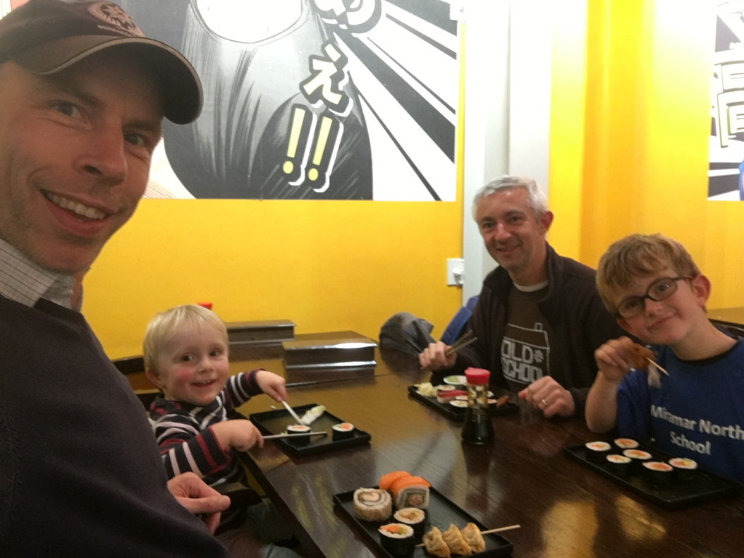 Nous sommes en ville, et il n'est pas trop tard, alors on va manger des sushis en famille ...