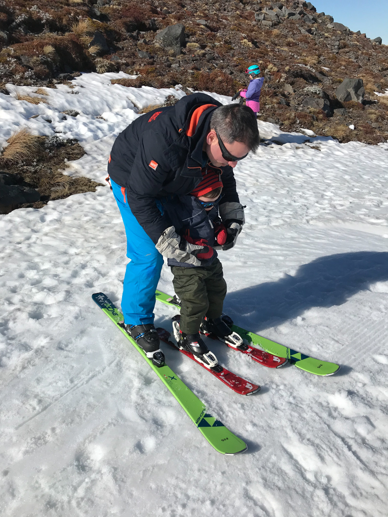 Découverte de la neige pour la plupart des enfants, initiation au ski pour Gabriel et Augusting, ski pour Adan et Gros Papa!