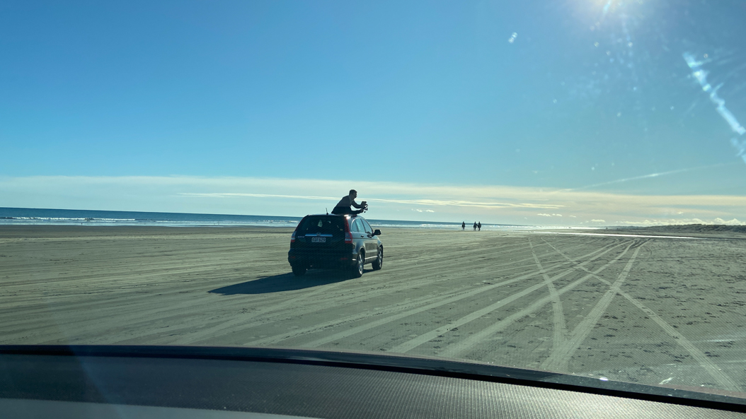 Nico a proposé de faire un petit film de la Tesla sur la plage. Le voici sur sa draisienne!