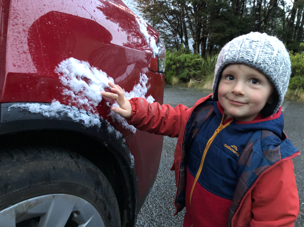 Les enfants sont contents de voir la neige!